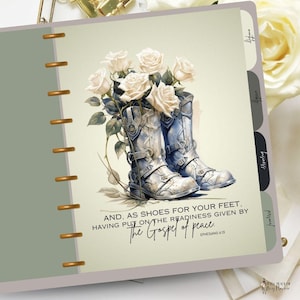 Pu&ograve; includere: Un'agenda con una copertina verde e anelli dorati. La copertina presenta un'illustrazione ad acquerello di rose bianche e stivali da cowboy blu. Il testo "AND, AS SHOES FOR YOUR FEET, HAVING PUT ON THE READINESS GIVEN BY THE GOSPEL OF PEACE. EPHESIANS 6:15" &egrave; stampato sulla copertina.