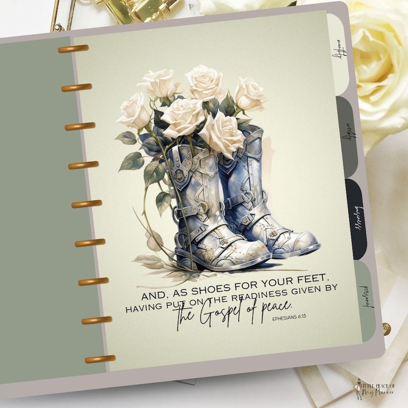 Pu&ograve; includere: Un'agenda con una copertina verde e anelli dorati. La copertina presenta un'illustrazione ad acquerello di rose bianche e stivali da cowboy blu. Il testo "AND, AS SHOES FOR YOUR FEET, HAVING PUT ON THE READINESS GIVEN BY THE GOSPEL OF PEACE. EPHESIANS 6:15" &egrave; stampato sulla copertina.