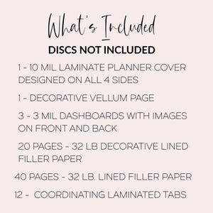 Puede incluir: Sobre un fondo beige claro, texto negro que enumera los componentes de una agenda. Incluye una cubierta laminada, una p&aacute;gina de vitela decorativa, tableros, papel de relleno rayado y pesta&ntilde;as laminadas.