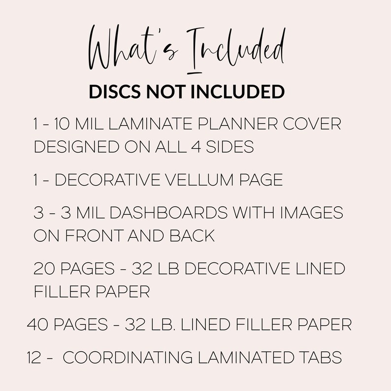 Puede incluir: Sobre un fondo beige claro, texto negro que enumera los componentes de una agenda. Incluye una cubierta laminada, una p&aacute;gina de vitela decorativa, tableros, papel de relleno rayado y pesta&ntilde;as laminadas.