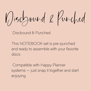 Puede incluir: Fondo de color melocot&oacute;n claro con el texto "Discbound & Punched" en una fuente elegante. El texto de abajo indica que el juego de cuadernos est&aacute; perforado y listo para montar con tus discos favoritos. Compatible con los sistemas Happy Planner.