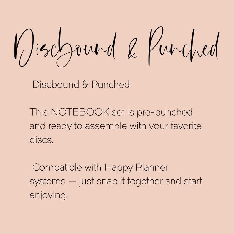 Puede incluir: Fondo de color melocot&oacute;n claro con el texto "Discbound & Punched" en una fuente elegante. El texto de abajo indica que el juego de cuadernos est&aacute; perforado y listo para montar con tus discos favoritos. Compatible con los sistemas Happy Planner.