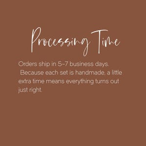 Puede incluir: Fondo marr&oacute;n con la frase "Processing Time" en blanco. El texto explica que los pedidos se env&iacute;an en 5-7 d&iacute;as h&aacute;biles, ya que cada conjunto es hecho a mano y requiere tiempo adicional.