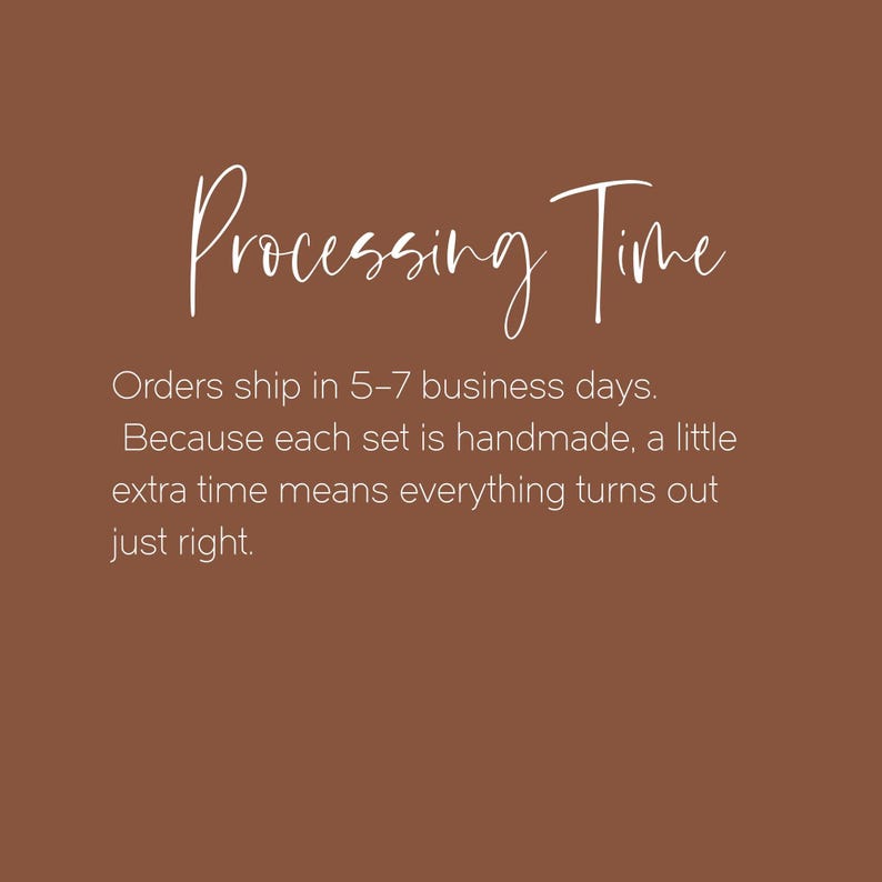 Puede incluir: Fondo marr&oacute;n con la frase "Processing Time" en blanco. El texto explica que los pedidos se env&iacute;an en 5-7 d&iacute;as h&aacute;biles, ya que cada conjunto es hecho a mano y requiere tiempo adicional.