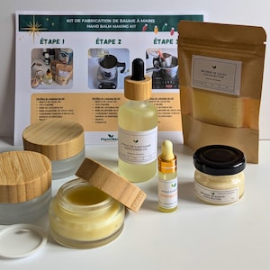 Peut inclure: Un kit de fabrication de baume pour les mains avec divers ingrédients et contenants. Le kit comprend de l'huile de carthame, du beurre de karité, du beurre de cacao et de petits pots en verre avec des couvercles en bambou. Les instructions sont visibles.