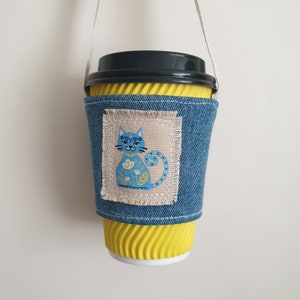 Portavasos portátil reutilizable personalizado para llevar, funda para taza de café, portador de taza de café de mezclilla reciclado con parche de regalo para amantes del té y el café