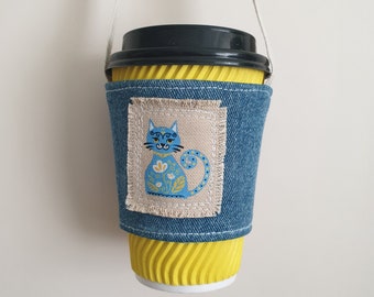 Personalisierte wiederverwendbare tragbare Tassenhalter Kaffeetasse Hülle Upcycled Denim Kaffeetassenträger mit Patch Geschenk für Tee-Kaffee-Liebhaber