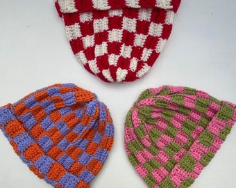 Bonnet à carreaux au crochet