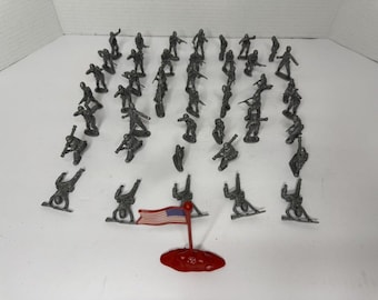 43 soldados de plástico vintage del ejército de EE. UU. en diferentes poses con bandera