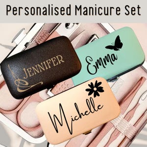 Peut inclure: Trois ensembles de manucure personnalisés avec des designs différents. Le premier ensemble est noir avec des lettres dorées qui disent "Jennifer". Le deuxième ensemble est bleu clair avec des lettres noires qui disent "Emma" et un motif de papillon. Le troisième ensemble est rose clair avec des lettres noires qui disent "Michelle" et un motif de fleur.