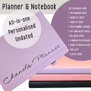 Puede incluir: Una pila de cuadernos, con una agenda de color lila claro en primer plano. La agenda tiene el texto "Chanel's Planner" y "All-in-one Personalised Undated". Incluye 190 páginas, vistas mensuales y semanales, y un lazo para bolígrafo.