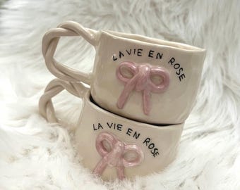 Taza de cerámica con lazo hecha a mano, taza de cerámica La Vie En Rose, taza de café estética coqueta, taza de cerámica con lazo rosa 3D, regalo para ella, decoración de habitación femenina