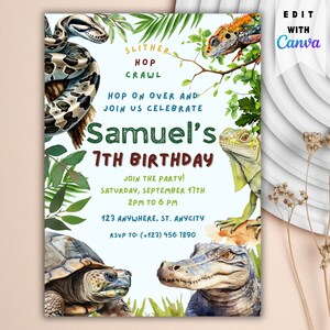 Puede incluir: Una invitación de cumpleaños azul y verde con un tema de selva. La invitación presenta una serpiente, una tortuga, un lagarto y un caimán. El texto de la invitación dice: "SLITHER. HOP. CRAWL. HOP ON OVER AND JOIN US CELEBRATE Samuel's 7TH BIRTHDAY. JOIN THE PARTY! SATURDAY, SEPTEMBER 17TH 2PM TO 6 PM 123 ANYWHERE, ST. ANYCITY RSVP TO: (+123) 456 7890."