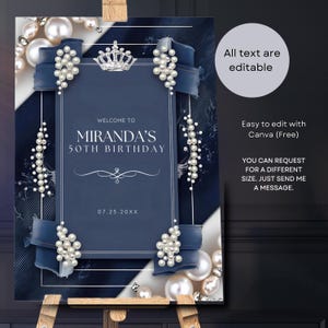 Puede incluir: Cartel de cumplea&ntilde;os azul marino y blanco con el texto "Bienvenida al 50 cumplea&ntilde;os de Miranda". El cartel est&aacute; decorado con perlas de imitaci&oacute;n, una corona plateada y cintas azul marino. Tambi&eacute;n se incluye el texto "All text are editable".