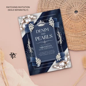 Puede incluir: Una tarjeta de invitaci&oacute;n azul marino y blanca con el texto "Denim and Pearls" y "Miranda's 50th Birthday". La tarjeta est&aacute; decorada con perlas y un dise&ntilde;o de corona. La invitaci&oacute;n est&aacute; sobre un fondo rosa.