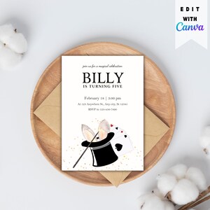 Könnte beinhalten: Eine weiße Einladungskarte mit einer Schwarzweißillustration von Hasenohren, die aus einem Zylinderhut mit Spielkarten ragen. Der Text auf der Karte lautet "join us for a magical celebration Billy is turning five February 18 | 3:00 pm At 123 Anywhere St., Any city, St 12545 RSVP to 125-456-7890".