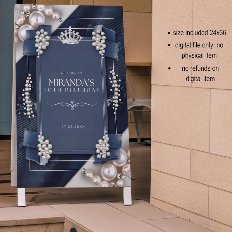 Puede incluir: Un letrero decorativo azul marino y blanco para una celebraci&oacute;n de 50 cumplea&ntilde;os. El letrero presenta el texto "WELCOME TO MIRANDA'S 50TH BIRTHDAY" y la fecha "07.25.20XX". Decorado con perlas, lazos y una corona.