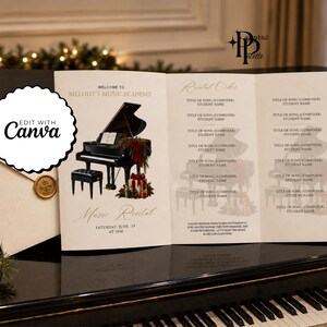 Może przedstawiać: Trzyczęściowy program koncertu muzycznego z ilustracją fortepianu, świąteczną zielenią i pudełkami prezentowymi. Tekst zawiera "Welcome to Melody's Music Academy", "Music Recital" oraz "Edit with Canva". Dołączona jest koperta ze złotą pieczęcią lakową.