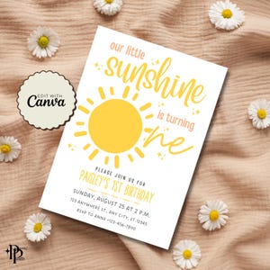 以下が含まれることがあります： 黄色い太陽のグラフィックと「私たちの小さな太陽は1歳になります」というテキストが書かれた白い招待状。招待状には、日付、時間、RSVP情報など、1歳の誕生日パーティーの詳細が記載されています。