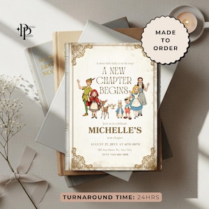 Puede incluir: Una invitación personalizada con un tema de cuento de hadas, con ilustraciones de Peter Pan, Caperucita Roja, Alicia en el país de las maravillas y otros personajes de cuentos. La invitación dice "A New Chapter Begins" e incluye detalles del evento.