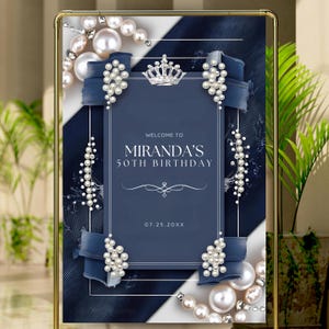 Puede incluir: Un letrero de bienvenida a rayas azul marino y blanco para una celebraci&oacute;n de 50 cumplea&ntilde;os. El letrero presenta el texto "Bienvenida al 50 cumplea&ntilde;os de Miranda" con una corona decorativa y detalles de perlas. Tambi&eacute;n se muestra la fecha 07.25.20XX.