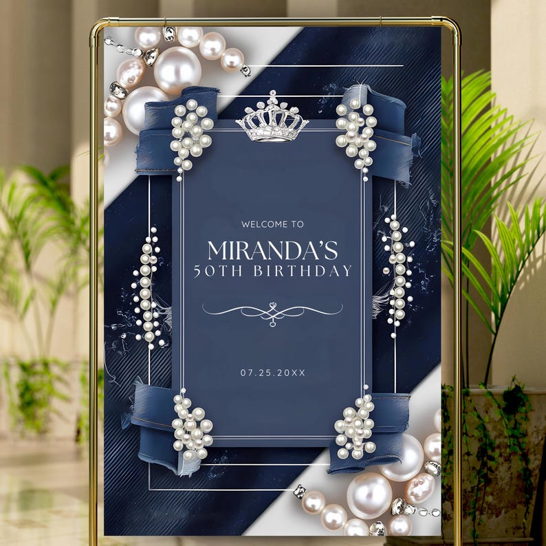 Puede incluir: Un letrero de bienvenida a rayas azul marino y blanco para una celebraci&oacute;n de 50 cumplea&ntilde;os. El letrero presenta el texto "Bienvenida al 50 cumplea&ntilde;os de Miranda" con una corona decorativa y detalles de perlas. Tambi&eacute;n se muestra la fecha 07.25.20XX.