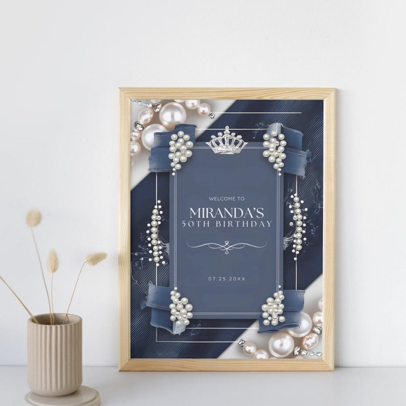 Puede incluir: Un letrero enmarcado a rayas azul marino y blanco con el texto "WELCOME TO MIRANDA'S 50TH BIRTHDAY" y la fecha 07.25.20XX. El letrero est&aacute; decorado con detalles de perlas y cinta azul.