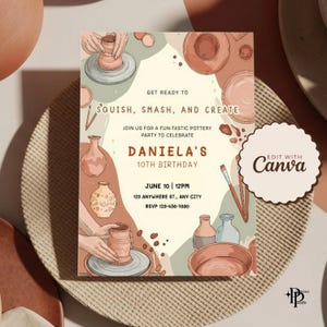 Pode incluir: Um convite para a festa de 10 anos da Daniela, com tema de cerâmica. O design inclui ilustrações de rodas de oleiro, vasos e tigelas em tons de castanho, bege e verde. O texto diz "Squish, Smash, and Create".