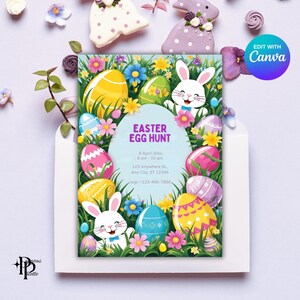 Puede incluir: Una invitación a una búsqueda de huevos de Pascua con un fondo azul y huevos, flores y conejos coloridos. El texto dice "Búsqueda de huevos de Pascua" con la fecha y la hora, la dirección y la información de RSVP.