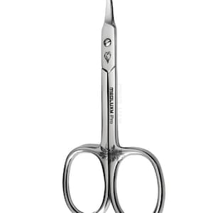 Op de afbeelding: Zilveren nagelschaartjes met een bloemenmotief en de tekst "MEDILUX Pro" op het handvat.