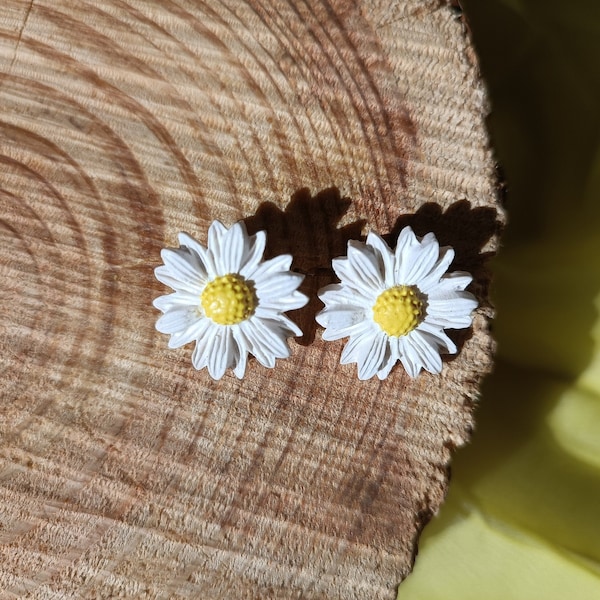 Pendientes de flor, margarita, hechos en arcilla polimérica. Pendientes de botón, enganche metálico. Artesanal. Blanco y amarillo.