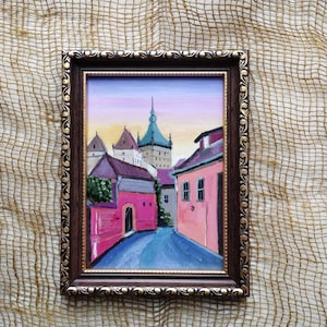 Pequeña pintura al óleo original Ciudad vieja Pequeña obra de arte enmarcada para pared Rumania Patio europeo 6 x 8 pulgadas Regalo para ella o para él Paisaje urbano de Transilvania
