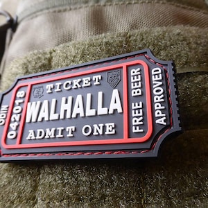 Może przedstawiać: Czarny i czerwony bilet z białym tekstem, który brzmi "Odin 04/2018 Valhalla Admit One Free Beer Approved".