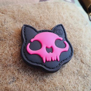 Nightmare Skull Cat Patch small Nr. 2, pink gid (glow in the dark) / 3D Rubber Patch