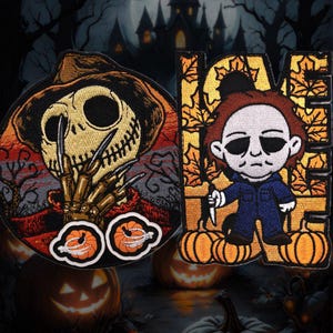 Könnte beinhalten: Zwei gestickte Bügelbilder mit Halloween-Charakteren. Das erste Patch ist ein Cartoon von Freddy Krueger vor einem rot-orangenen Hintergrund. Das zweite Patch ist ein Cartoon von Michael Myers vor einem blau-orangenen Hintergrund. Beide Patches haben ein Kürbisdesign.