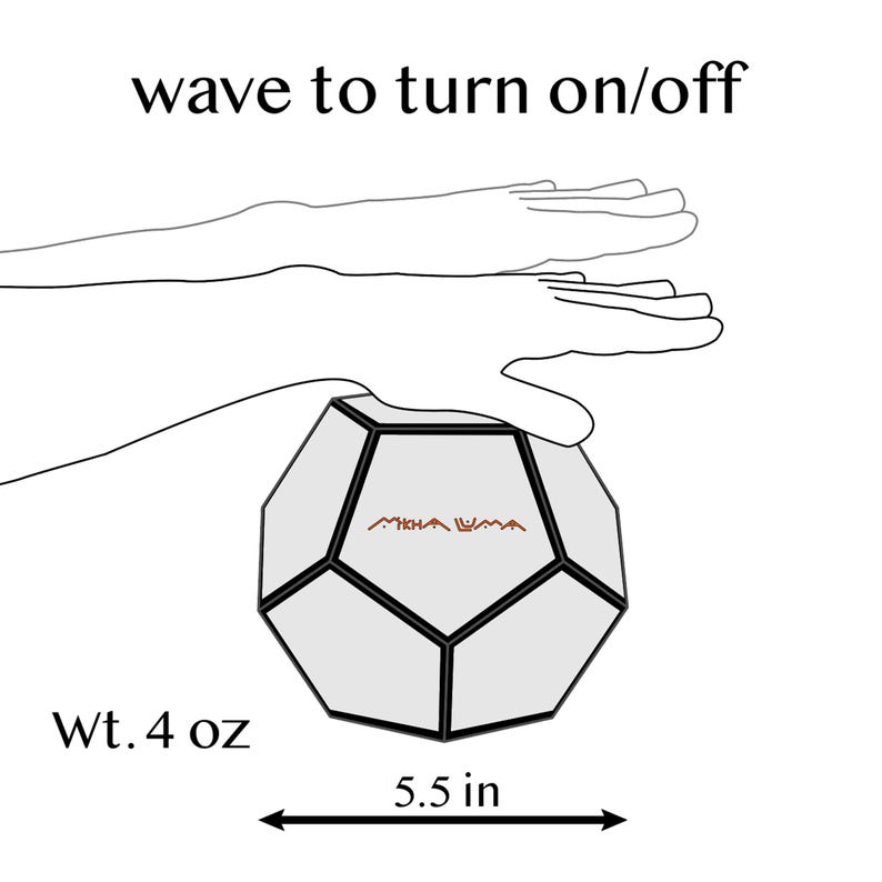 Pu&ograve; includere: Un oggetto geometrico grigio chiaro con finiture nere, con il testo "MKHA WMA" e "wave to turn on/off". Misura 14 cm di larghezza e pesa 113 grammi.