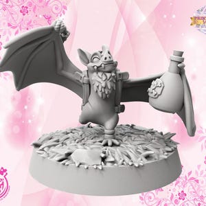 Puede incluir: Una miniatura gris de un murciélago que lleva una botella, impresa en 3D. El murciélago lleva una mochila y corre. La miniatura está sobre una base redonda con hierba.