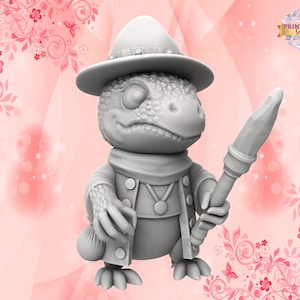 Puede incluir: Una figura impresa en 3D de color gris de un lagarto que lleva un sombrero y sostiene un bastón. El lagarto tiene una expresión amigable y lleva una túnica con una medalla.