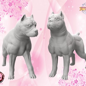 Puede incluir: Dos figuritas de perro grises impresas en 3D, una de pie y otra caminando, sobre un fondo rosa con diseños florales.