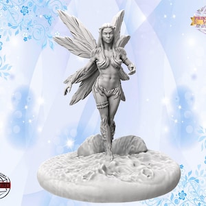 Op de afbeelding: Een wit, gedetailleerd miniatuurbeeldje van een fee met vleugels, staande op een ronde basis. De fee heeft lang haar, een vloeiende jurk en een delicaat gezicht.