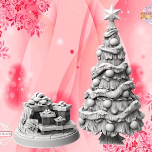 Puede incluir: Un árbol de Navidad impreso en 3D con una estrella en la parte superior y adornos, y una exhibición separada de regalos envueltos. El árbol tiene un diseño de guirnalda. El fondo es rosa con detalles florales y mariposas. El texto "PRINT SHOP GIRLS" es visible.