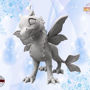 Könnte beinhalten: Ein weißer, 3D-gedruckter Miniaturdrache mit Flügeln und Schwanz. Der Drache hat ein süßes, cartoonartiges Gesicht und steht in einer stehenden Position. Der Drache ist vor einem blauen und weißen floralen Hintergrund platziert.