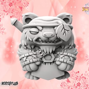 Può includere: Una miniatura stampata in 3D di colore grigio di una creatura simile a un orso con una foglia che copre un occhio, indossa una fascia e tiene un'arma. La miniatura è posizionata su uno sfondo rosa con motivi floreali.