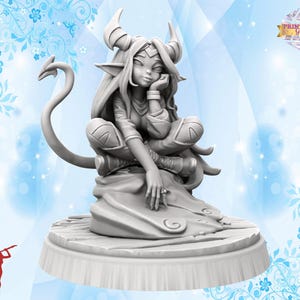 Puede incluir: Una miniatura impresa en 3D de color gris de un demonio femenino con cuernos, cola y una larga melena fluida. Está sentada en una roca con las piernas cruzadas y la mano apoyada en la barbilla. La miniatura está colocada sobre una base redonda.