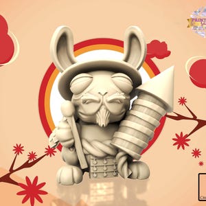 Puede incluir: Figura impresa en 3D de un conejo con sombrero, sosteniendo un cohete y un palo. El conejo tiene bigote y viste un atuendo tradicional. El fondo presenta una nube roja, un arcoíris y elementos florales.