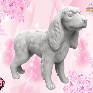 Peut inclure: Modèle 3D imprimé en blanc d'un chien avec de longs poils flottants. Le chien est debout sur un fond rose avec des motifs floraux.