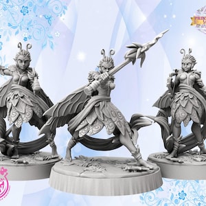 Könnte beinhalten: Drei graue 3D-gedruckte Miniaturfiguren von weiblichen Charakteren mit Schmetterlingsflügeln und blattförmiger Kleidung. Die Figuren halten Waffen und sind in einer dynamischen Kampfhaltung posiert. Die Figuren stehen auf runden Sockeln.