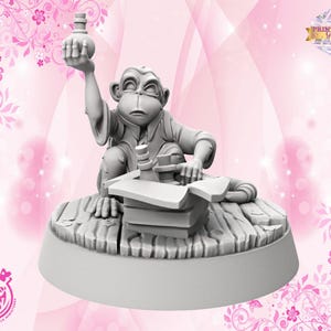 Peut inclure: Figurine de singe grise tenant une bouteille, assis près d'une pile de livres et d'autres objets. La figurine est sur une base ronde avec une texture boisée. Le fond est rose avec des motifs floraux et papillons.