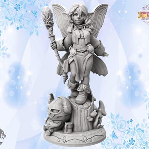 Może przedstawiać: Szara, malowana figurka miniaturowa wróżki z skrzydłami, trzymająca laskę z kryształem na szczycie. Wróżka ma na sobie sukienkę i buty. Figurka stoi na podstawie z grzybem i małym stworzeniem.