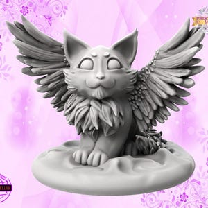Könnte beinhalten: Eine kleine, graue, geflügelte Katzenfigur mit einem flauschigen Schwanz und großen, runden Augen. Die Katze sitzt auf einem runden Sockel.